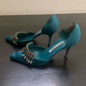 Rare turquoise pointy toe satin Manolo Blahnik kitten heels with fringe beads